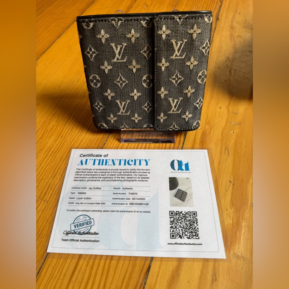 Louis Vuitton Black Mini Lin Compact Wallet

Preloved excellent condition